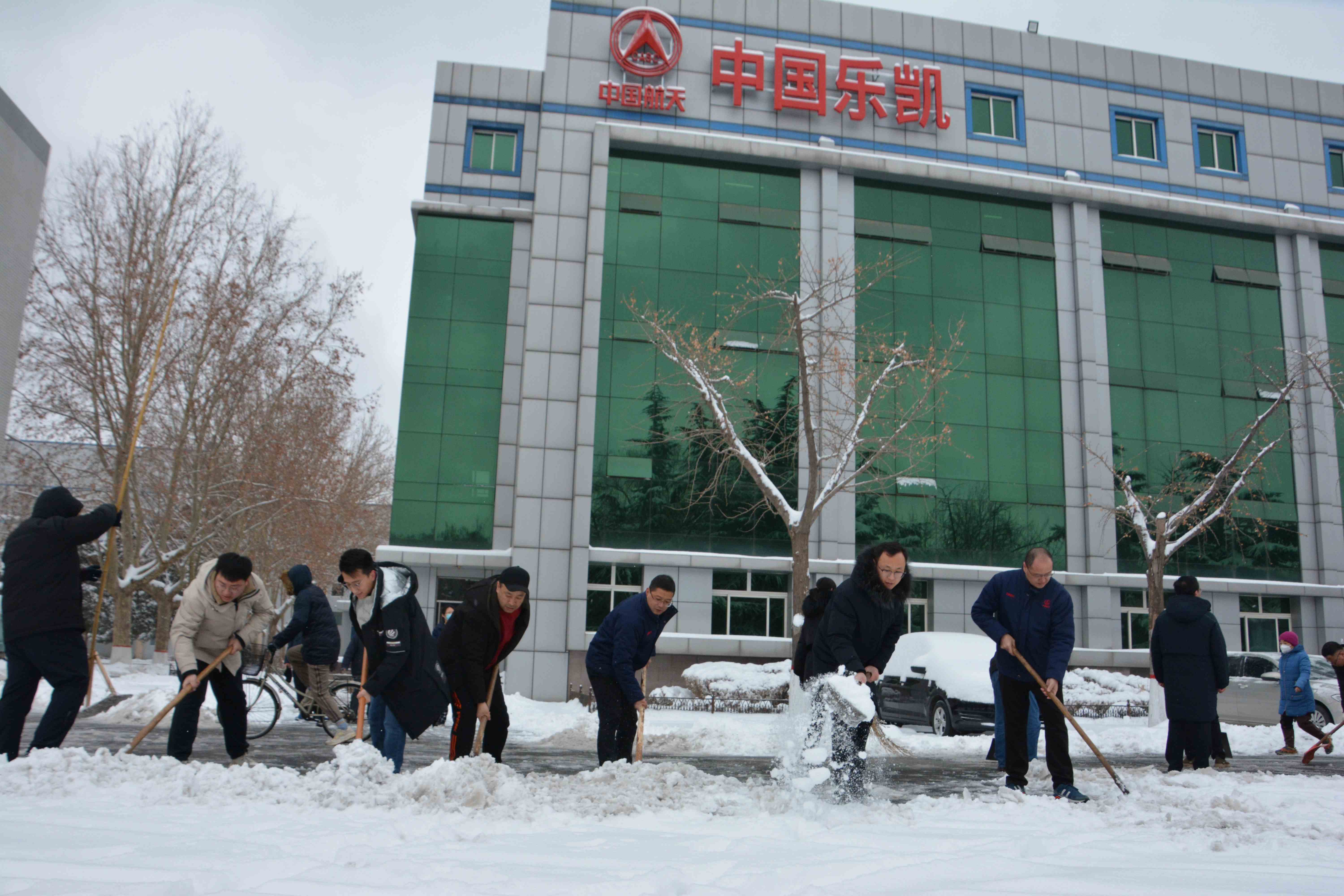 吹響掃雪除冰“集結號”！迎風戰(zhàn)雪保生產(chǎn)